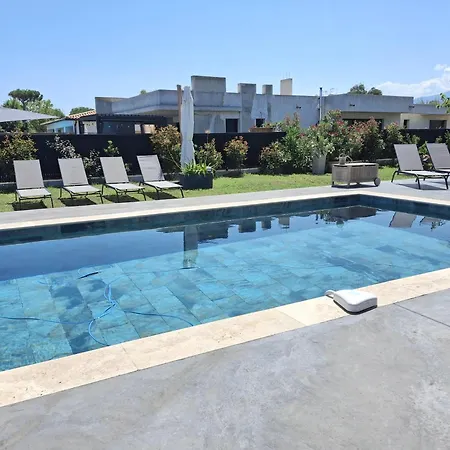 Bord De Avec Piscine Villa