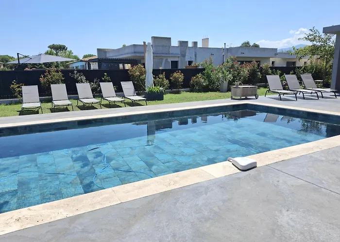 Bord De Avec Piscine Villa